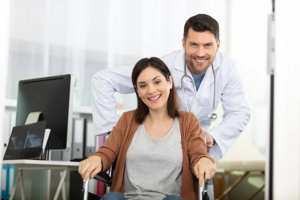 Médico Masculino Empurra Paciente Feminino Cadeira Rodas — Fotografia de Stock
