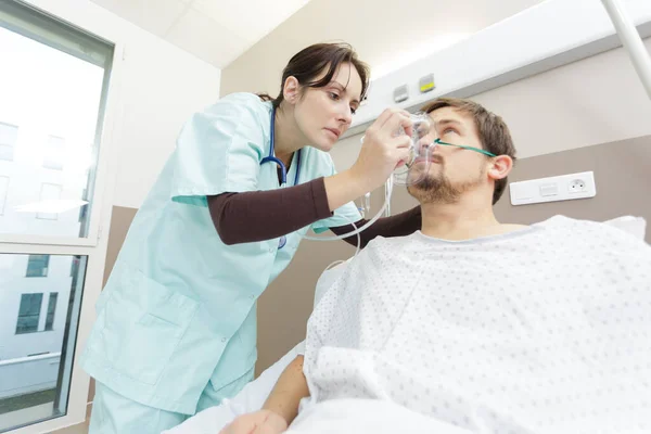 Médico Colocando Uma Máscara Oxigênio Paciente Hospital — Fotografia de Stock
