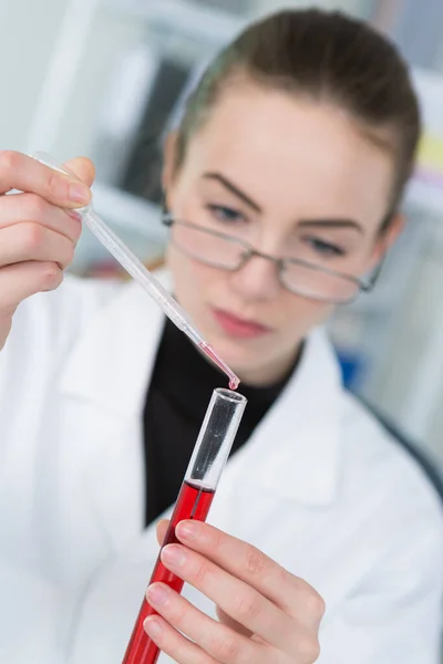 Жіночий Лабораторний Асистент Аналізом Крові Допомогу — стокове фото