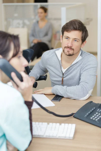 Hombre Esperando Mientras Recepcionista Médica Habla Por Teléfono — Foto de Stock
