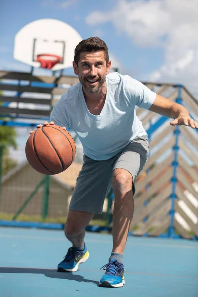 Fit Man Spelen Basketbal Buiten — Stockfoto