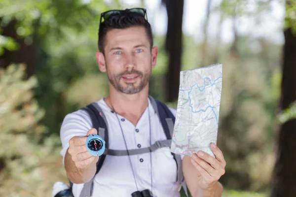 Reisender Mit Kompass Und Karte — Stockfoto