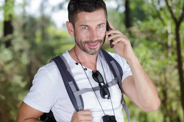 Cestovní Muž Batohem Pomocí Chytrého Telefonu Lese — Stock fotografie