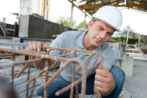 Man Overalls Werkt Met Metalen Structuur Buiten — Stockfoto