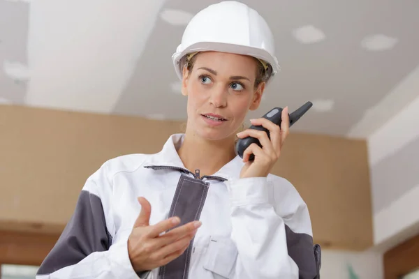 Female Construction Worker Talking Walkie Talkie — Stock Photo, Image
