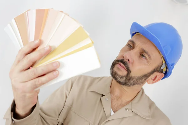 Hombre Pie Contra Con Muestras Color Mano — Foto de Stock