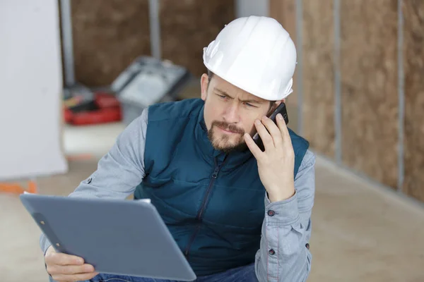 Nahaufnahme Mit Männlichem Bauarbeiter Der Ein Tablet Und Ein Handy — Stockfoto