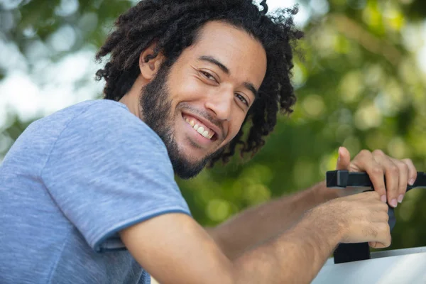 Man Fastens Roof Rack His Car — Stock Photo, Image