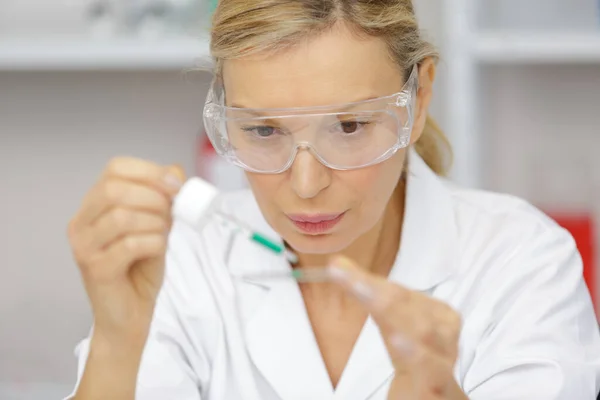 Vrouwelijke Leven Wetenschapper Onderzoeken Laboratorium — Stockfoto