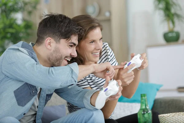 Щаслива Пара Насолоджується Дозвіллям Граючи Відеоігри Разом — стокове фото