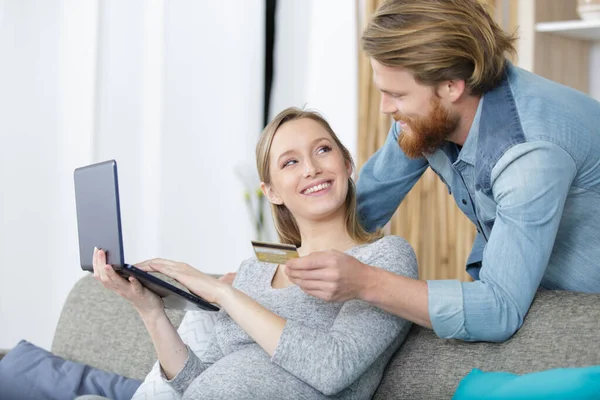 Schwangere Und Ihr Mann Kaufen Online Laptop Ein — Stockfoto
