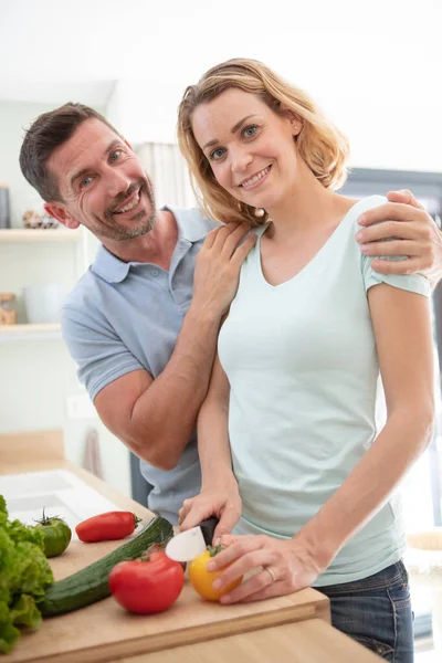 Happy Couple Preparing Vegetable — Stock Photo, Image