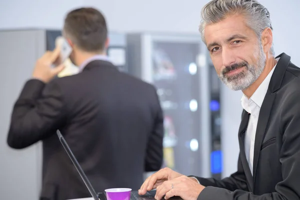 Üzletember Miután Egy Csésze Kávét Miközben Dolgozik Laptop — Stock Fotó