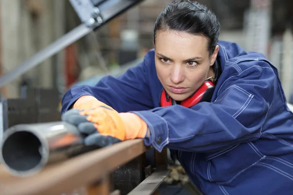 Genç Kadın Endüstriyel Mühendis Metal Boru Ölçüleri Alıyor — Stok fotoğraf
