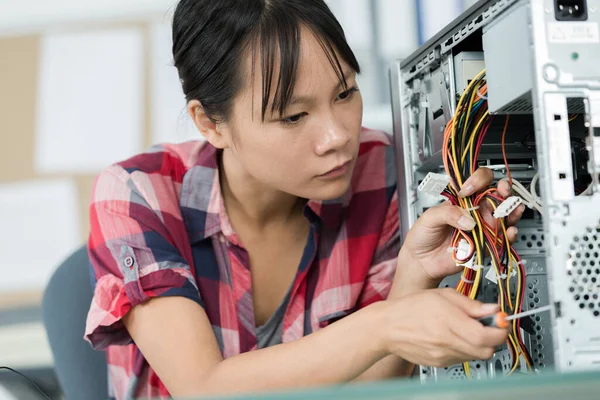 Young Woman Fix Component Service Center — Stock Photo, Image