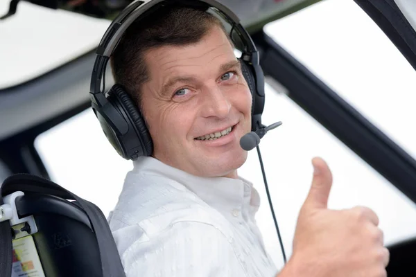 Dojrzały Pilot Wykonujący Gest Kciuka Górę — Zdjęcie stockowe