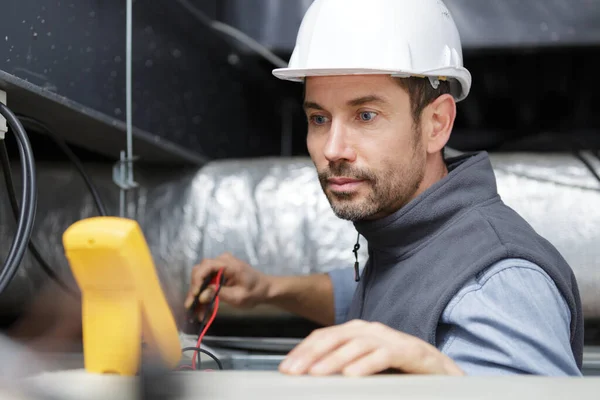 Män Reparerar Elektriska Pluggar — Stockfoto