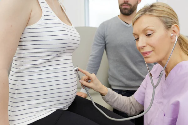 Szczęśliwy Ciąży Kobieta Odwiedzić Ginekolog Lekarz — Zdjęcie stockowe