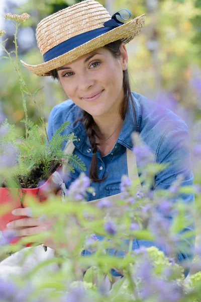 Retrato Bela Senhora Feliz Jardinagem — Fotografia de Stock