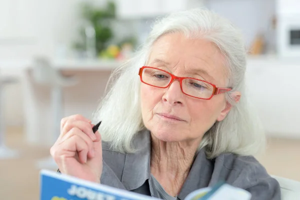 Senior Mulher Calculando Impostos Casa — Fotografia de Stock