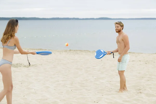 Plaj Sporları Oynarken Tatil Harcama Uygun Çift — Stok fotoğraf