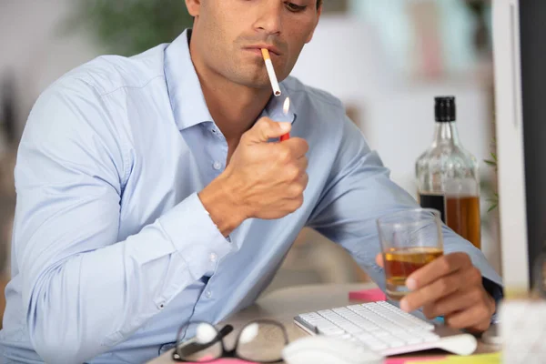 Uomo Affari Accendendo Sigaretta Tenendo Bevanda Alcolica — Foto Stock