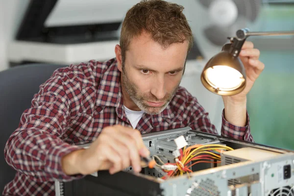 Ein Mann Der Die Elektronik Repariert — Stockfoto