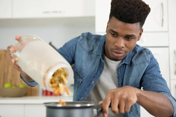 Ung Man Processen Att Göra Pasta — Stockfoto