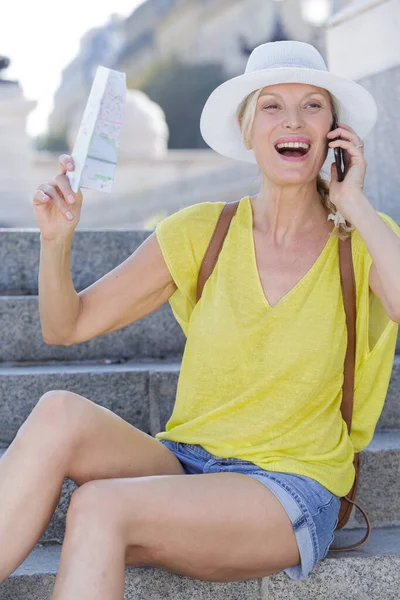 Mulher Loira Atraente Telefone Livre — Fotografia de Stock