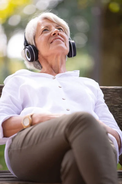 Signora Sorridente Una Panchina Ascoltare Musica — Foto Stock