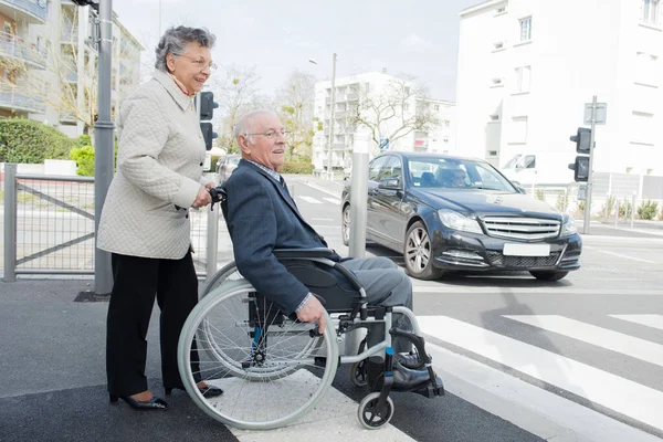Handicapé Traversant Rue — Photo