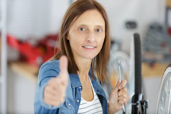 Kobieta Rower Inżynier Pokazując Kciuk — Zdjęcie stockowe