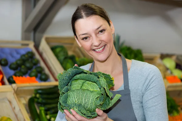 女人制作家交付的有机蔬菜框 — 图库照片