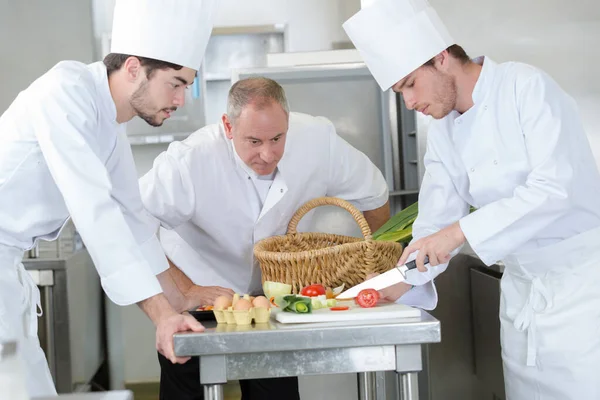 Šéfkuchař Dohlíží Stážisty Připravující Zeleninu — Stock fotografie