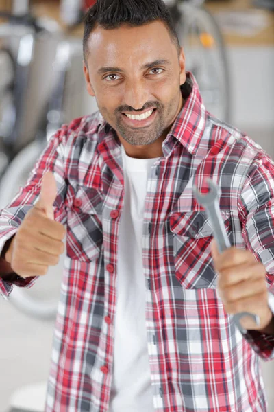 Cheerful Repairman Shows Thumb — Stock Photo, Image