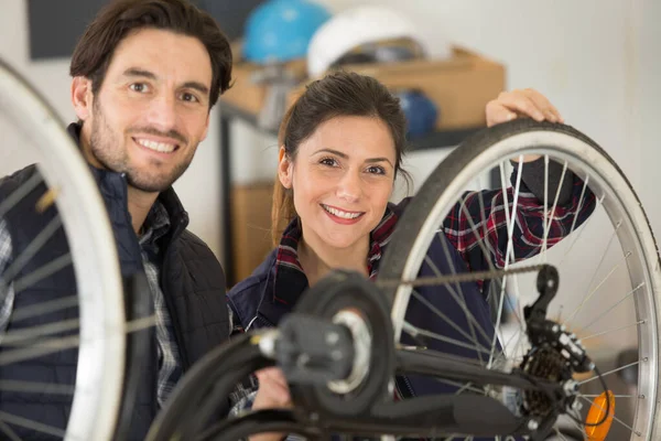 Male Female Repairer Working Bicycle Workshop — Stock Photo, Image