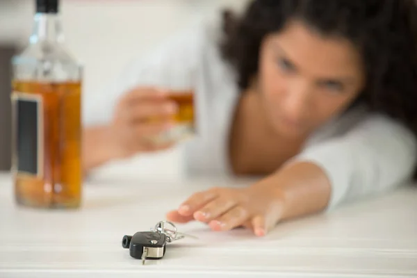 Πρόβλημα Οδηγού Και Αλκοολισμού Γυναικών — Φωτογραφία Αρχείου