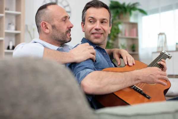 Jong Liefhebbend Gay Paar Ontspannen Thuis — Stockfoto