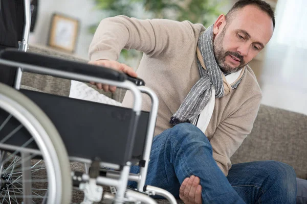 Muž Invalidním Vozíku Snaží Pohybovat Nezávisle — Stock fotografie