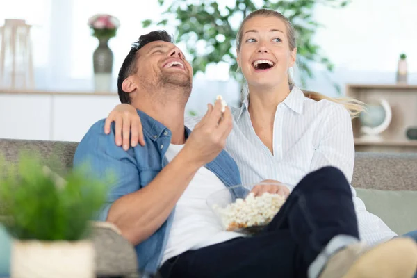 Paar Lacht Beim Ansehen Eines Komödienfilms — Stockfoto