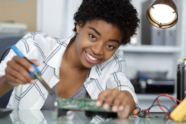 コンピュータのハードウェアを修理する女性技術者 — ストック写真