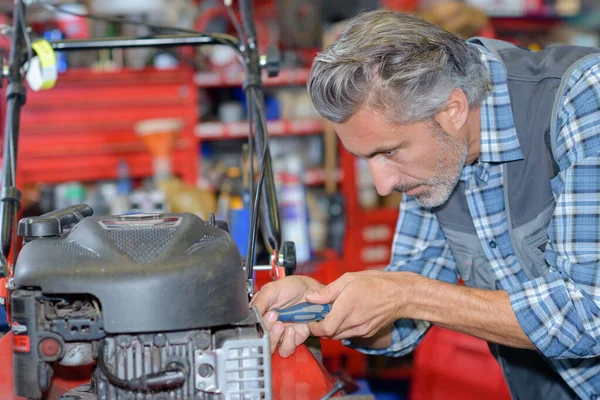 Homem Reparação Motor Cortador Grama — Fotografia de Stock