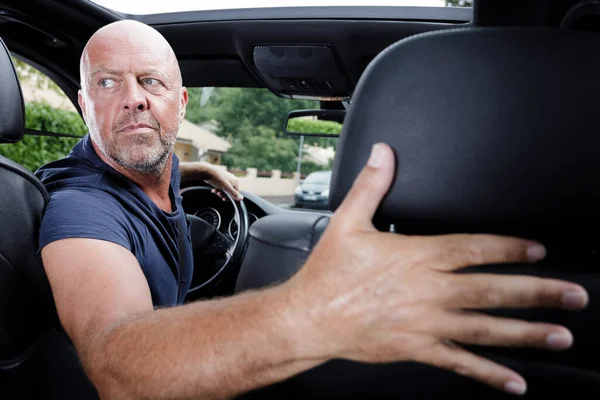 Ώριμος Άνδρας Που Οδηγεί Ένα Αυτοκίνητο Στην Όπισθεν — Φωτογραφία Αρχείου