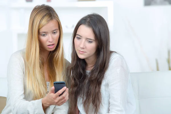 Duas Meninas Bonitas Olhando Telefone São Surpreendidos — Fotografia de Stock