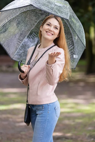 Mujer Alegre Bajo Lluvia Bajo Paraguas —  Fotos de Stock