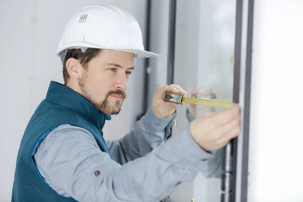 屋内設置のための窓を測定するサービスマン — ストック写真