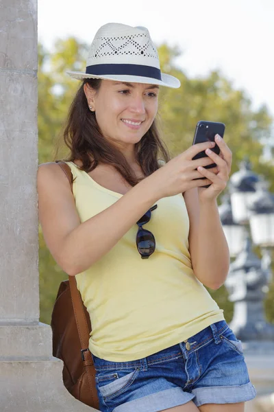 Mujer Feliz Con Teléfono Aire Libre —  Fotos de Stock