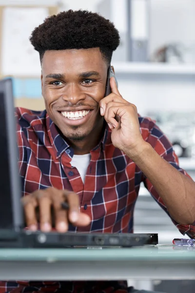 Χαρούμενος Επιχειρηματίας Που Χρησιμοποιεί Φορητό Υπολογιστή Και Τηλέφωνο — Φωτογραφία Αρχείου