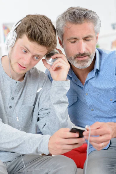 Men Sharing Smartphone — Stock Photo, Image