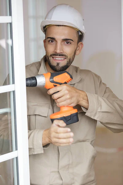 Constructor Sonriente Usando Taladro Inalámbrico Marco Ventana — Foto de Stock